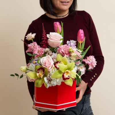 Aranjament-Elegant-in-Cutie-Rosie-cu-Orhidee-si-lalele