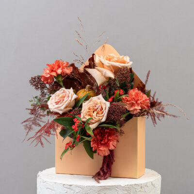 Aranjament Floral de Toamna cu Dovlecei si Trandafiri Piersica