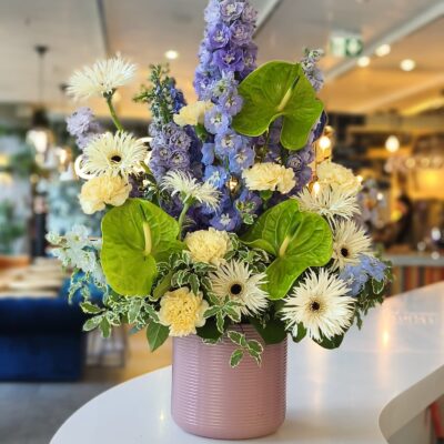 Aranjament corporate cu delphinium si anthurium verde