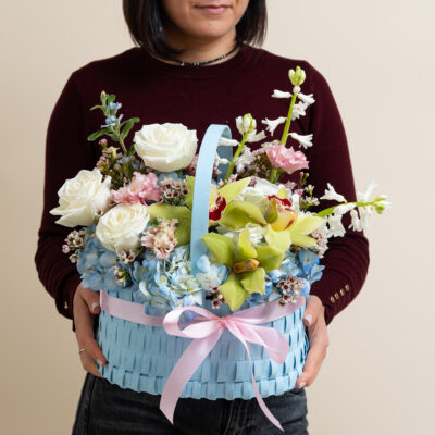 Aranjament floral cu flori de primavara