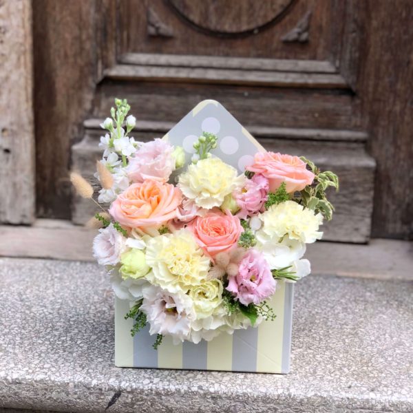 Aranjament floral romantic in cutie plic scaled