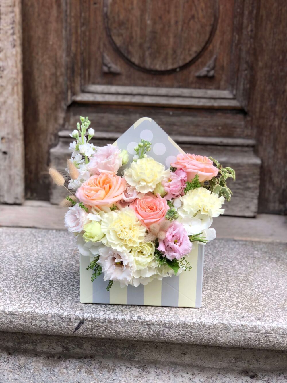 Aranjament floral romantic in cutie plic scaled