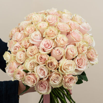 Buchet 55 trandafiri roz pastel