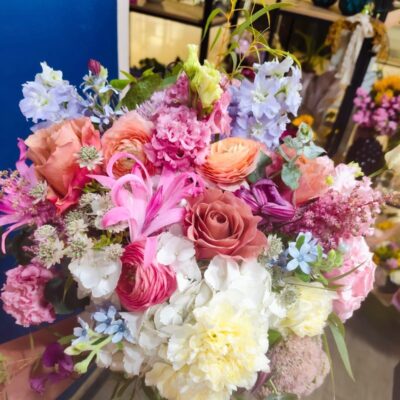 Buchet colorat cu flori de sezon