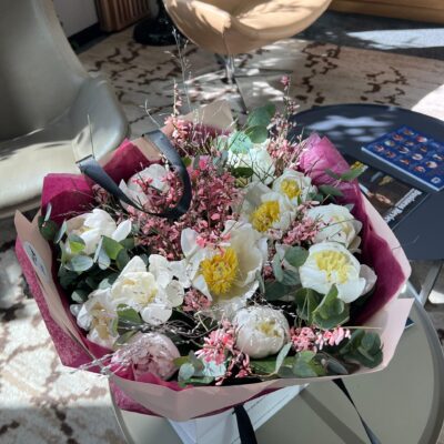 Buchet cu 11 bujori albi