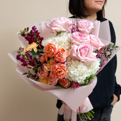 Buchet -cu-Trandafiri-Roz-si-Hortensie-Alba