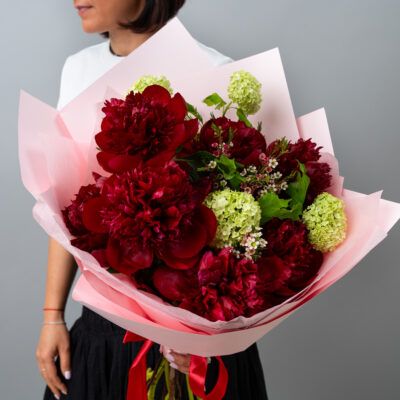 Buchet cu bujori bordo si viburnum verde-1