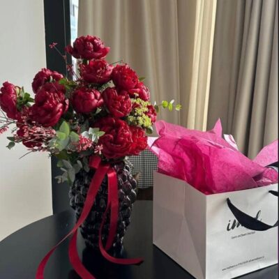 Buchet cu bujori rosii