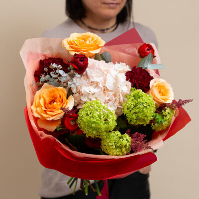 Buchet cu hortensie roz si trandafiri somon