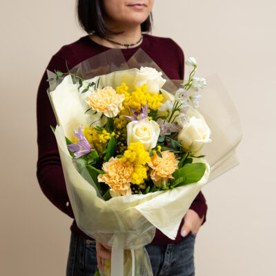 Buchet cu mimosa si trandafiri albi