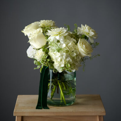 Buchet de flori albe in vaza de sticla