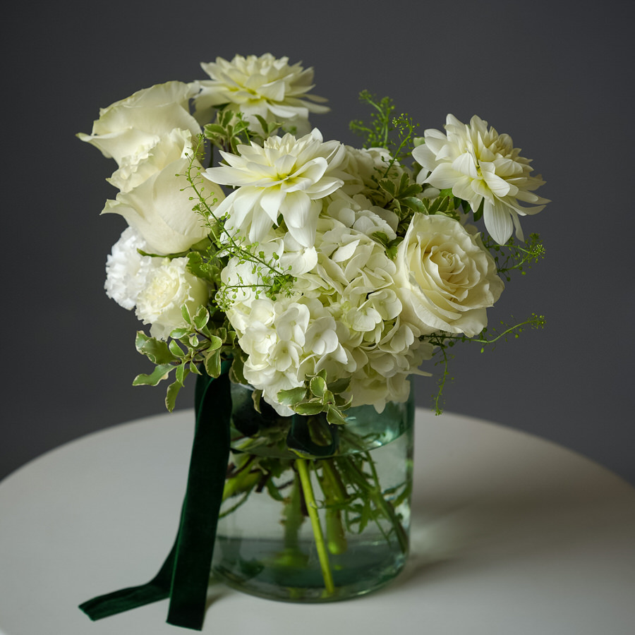 Buchet de flori albe in vaza de sticla
