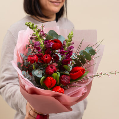 Buchet elegant cu lalele rosii si ranunculus