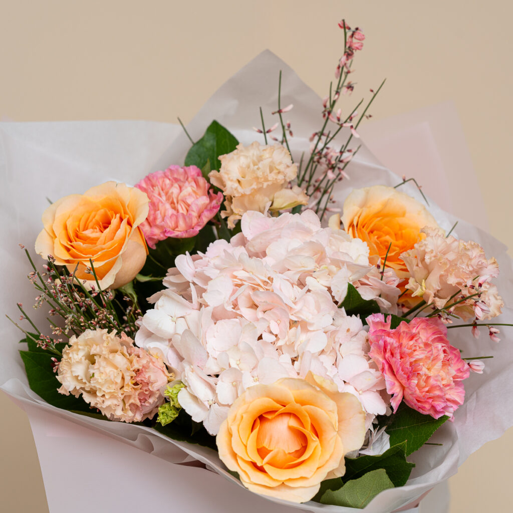 Buchet elegant in culori calde cu hortensia si trandafiri 