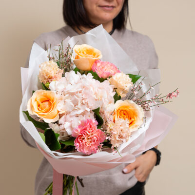 Buchet elegant in culori calde cu hortensia si trandafiri peach