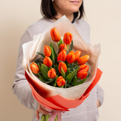 Buchet lalele portocalii – energie si eleganta