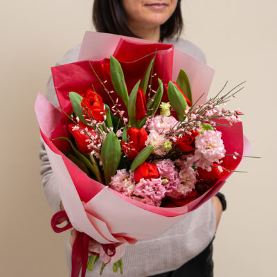 Buchet romantic cu lalele rosii si flori roz delicate