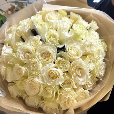 Buchet cu 51 trandafiri albi