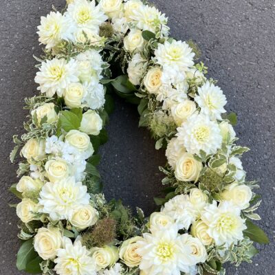 Coroana funerara eleganta cu dalii si trandafiri albi