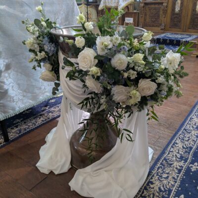 Decor cristelnita cu flori albe si albastre