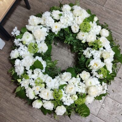 Coroana funerara cu flori albe