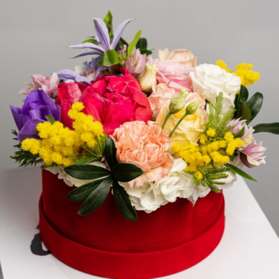 Aranjament cu flori colorate in cutie