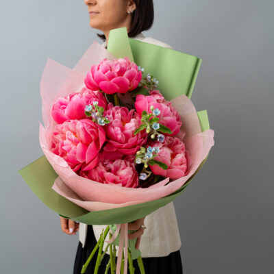 Buchet vibrant cu bujori coral si oxypetalum
