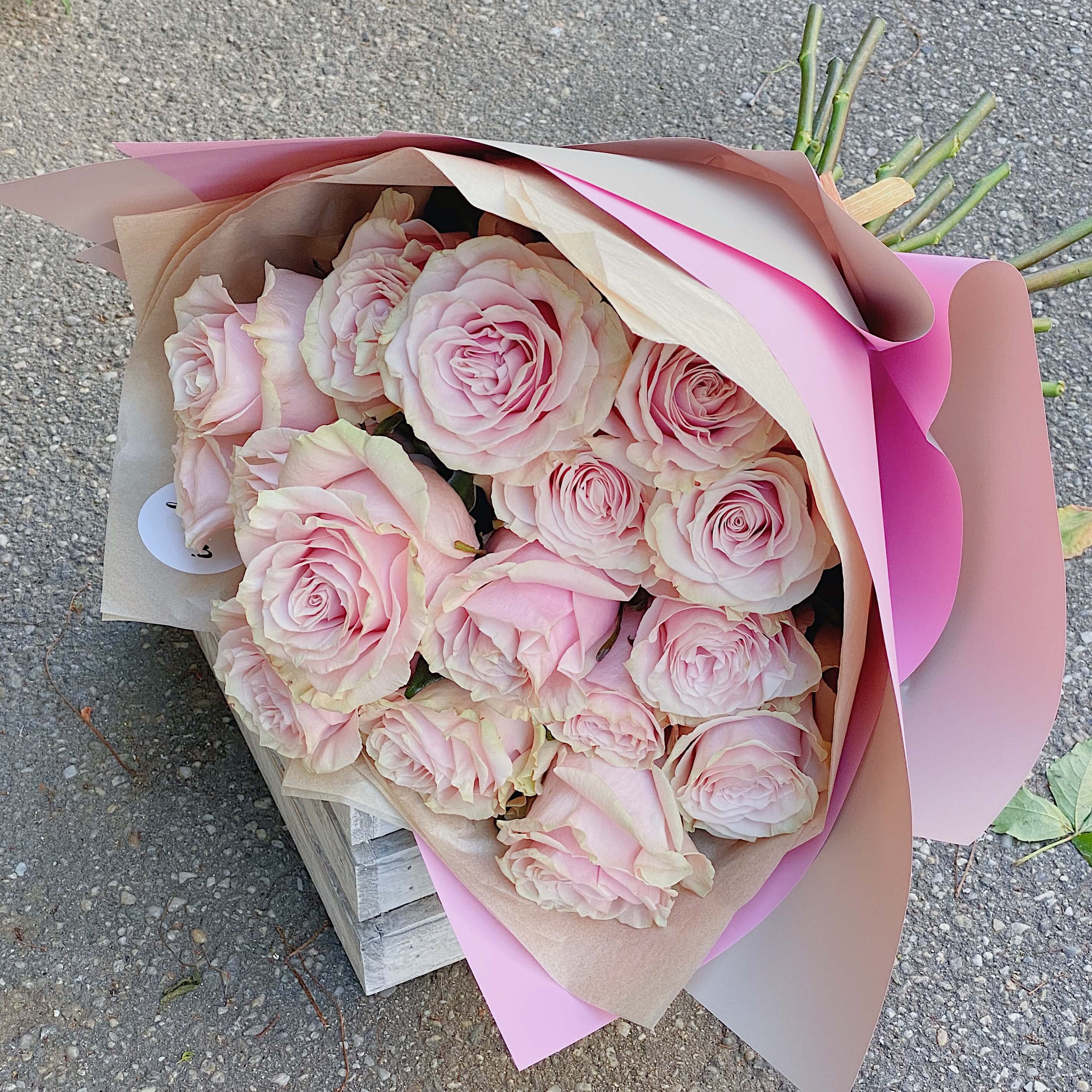 buchet de flori cu 17 trandafiri roz 1