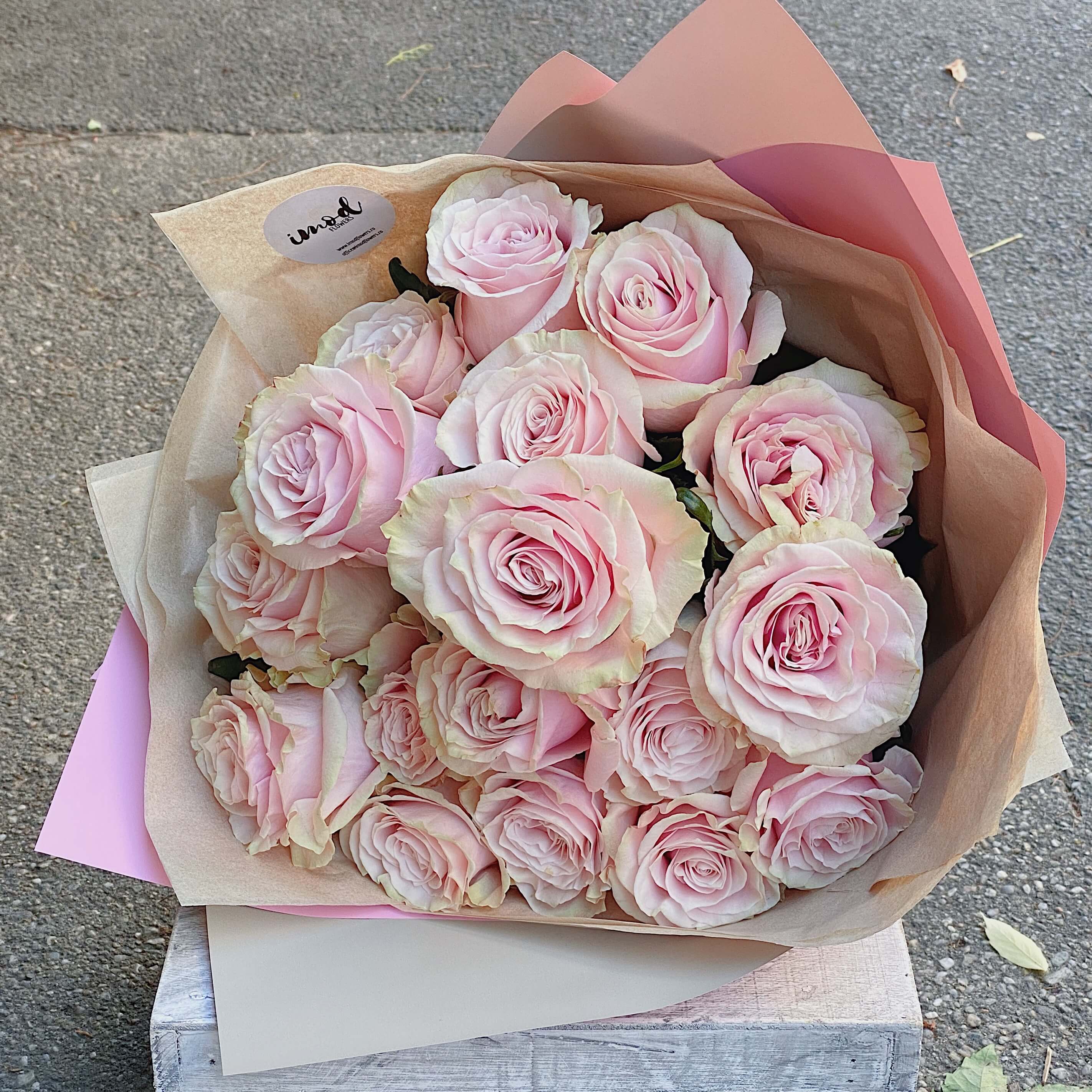 buchet de flori cu 17 trandafiri roz