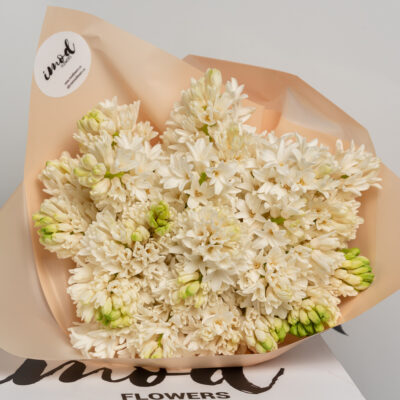 buchetul de flori cu 21 zambile albe