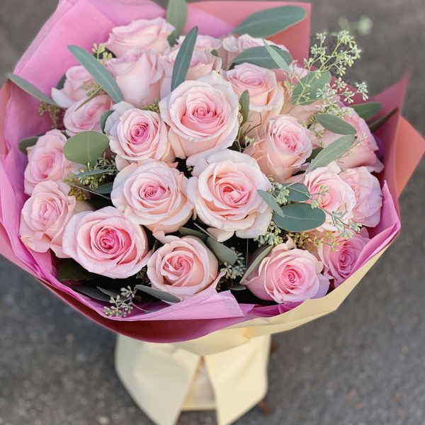 buchet de flori cu 25 trandafiri roz 1 scaled