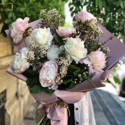 buchet de flori cu 9 bujori albi si roz scaled