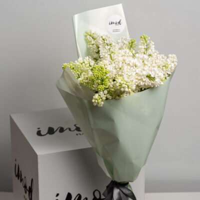 buchet cu flori de liliac alb