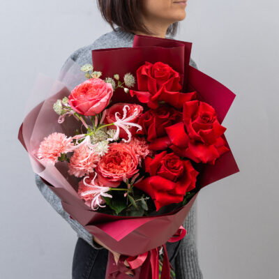 Buchet Intens cu Trandafiri Rosii si Accente Corai