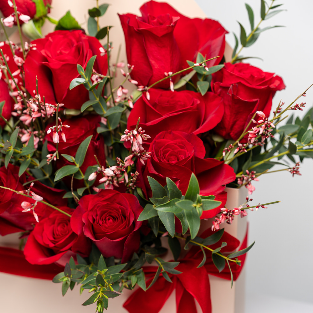 cutie plic cu 11 trandafiri rosii