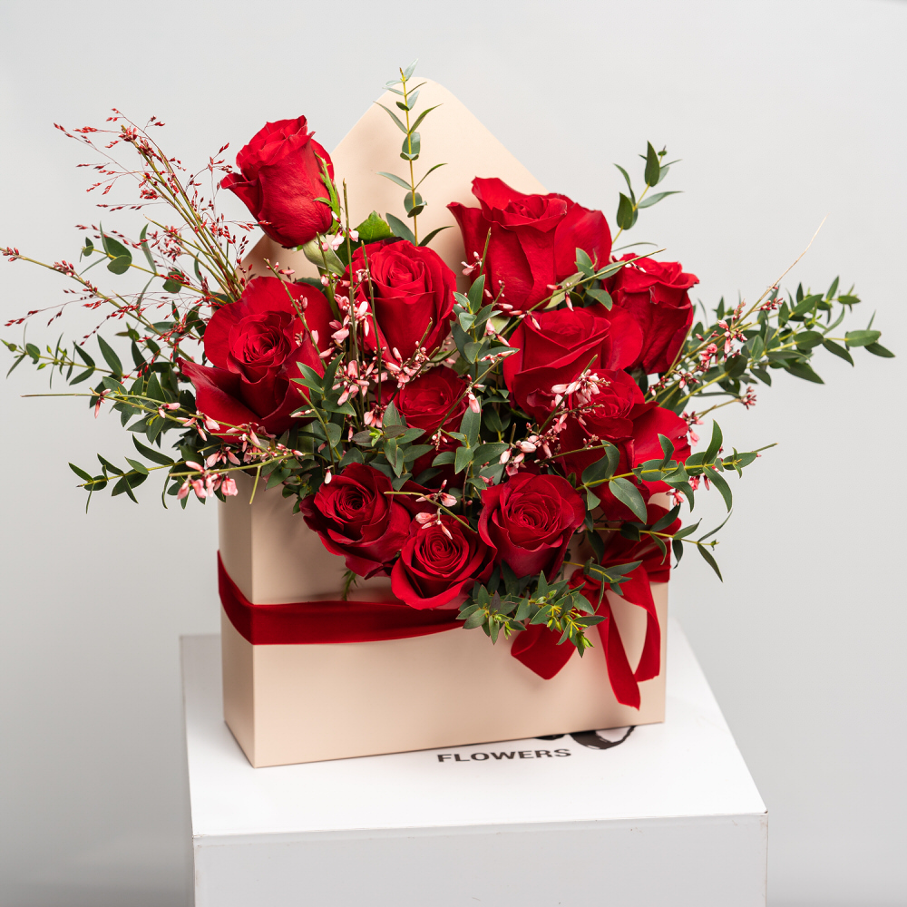 cutie cu plic cu 11 trandafiri rosii