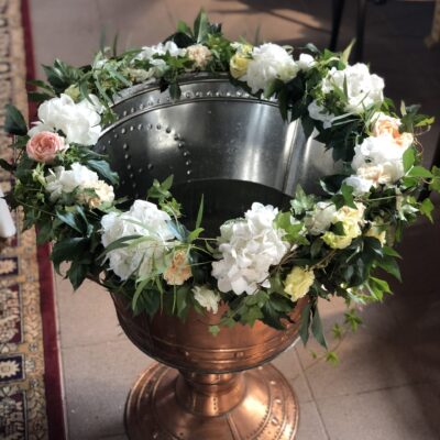 decor cristelnita botez cu flori albe