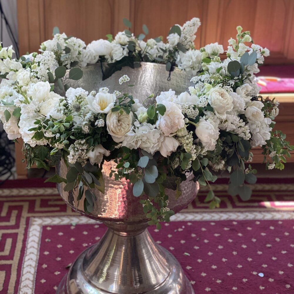 Aranjament cristelnita cu flori albe