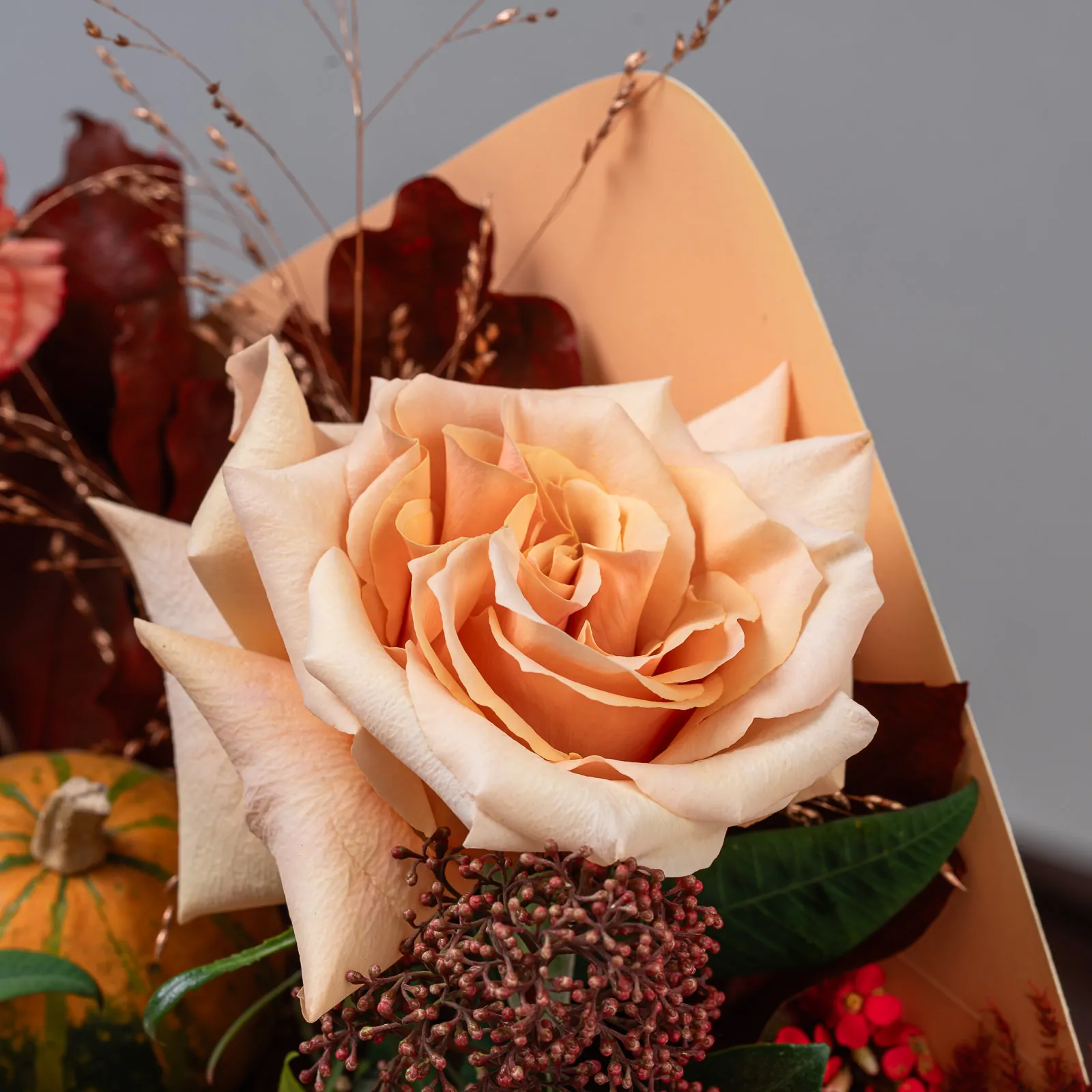 Aranjament Floral de Toamna cu Dovlecei si Trandafiri Piersica