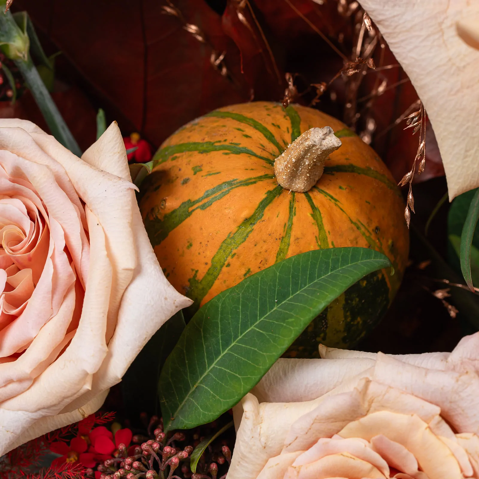 Aranjament Floral de Toamna cu Dovlecei si Trandafiri Piersica