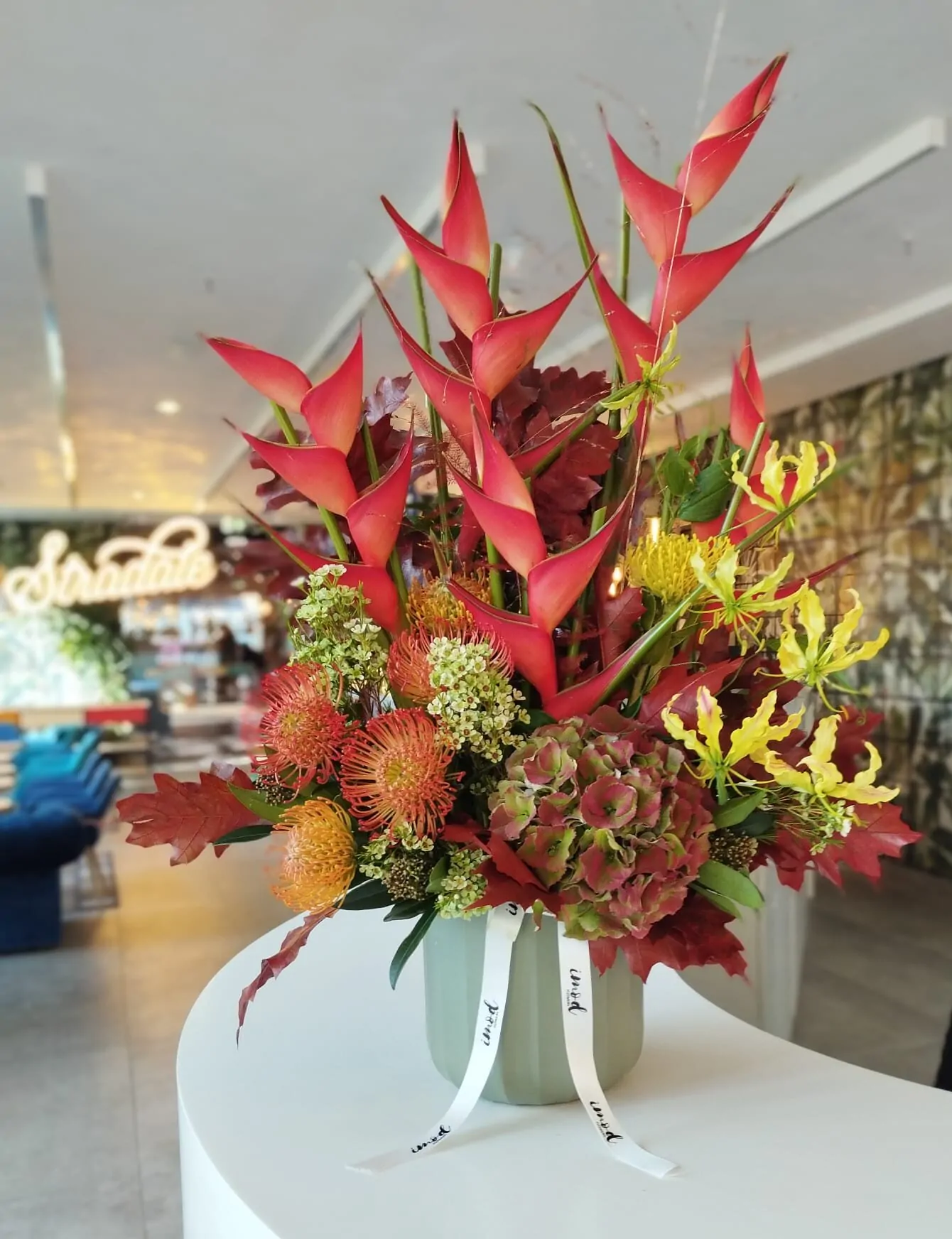 Aranjament floral corporate cu flori exotice