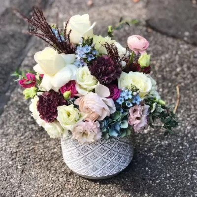 Aranjament floral cu floricele mici albastre scaled
