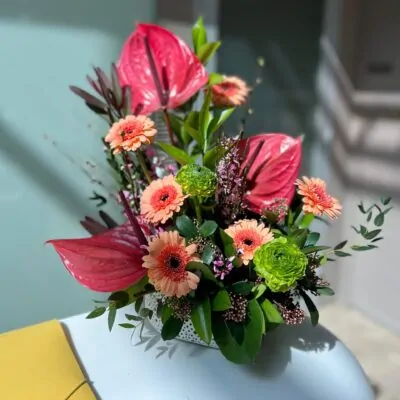 Aranjament floral desk cu anthurium si ranunculus