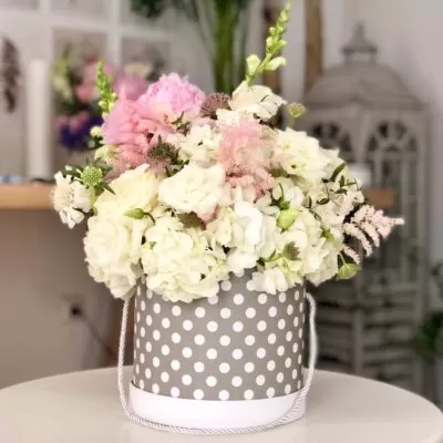 Aranjament floral in cutie cu flori albe