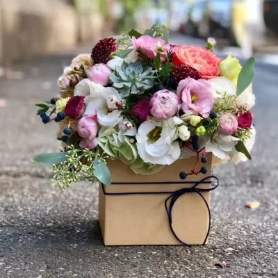 Aranjament floral in cutie cu flori cyclam