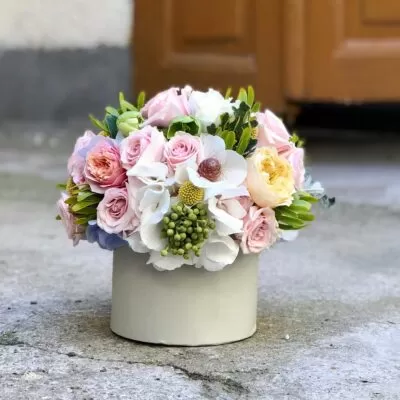 Aranjament floral in cutie cu hortensia alba