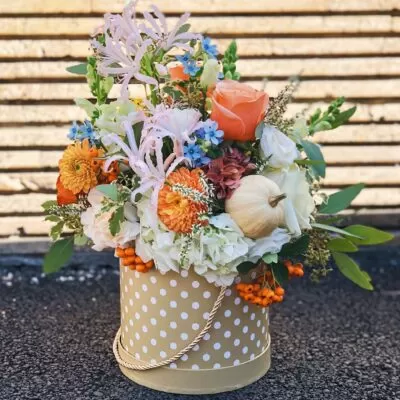 Aranjament floral in cutie momente dulci scaled