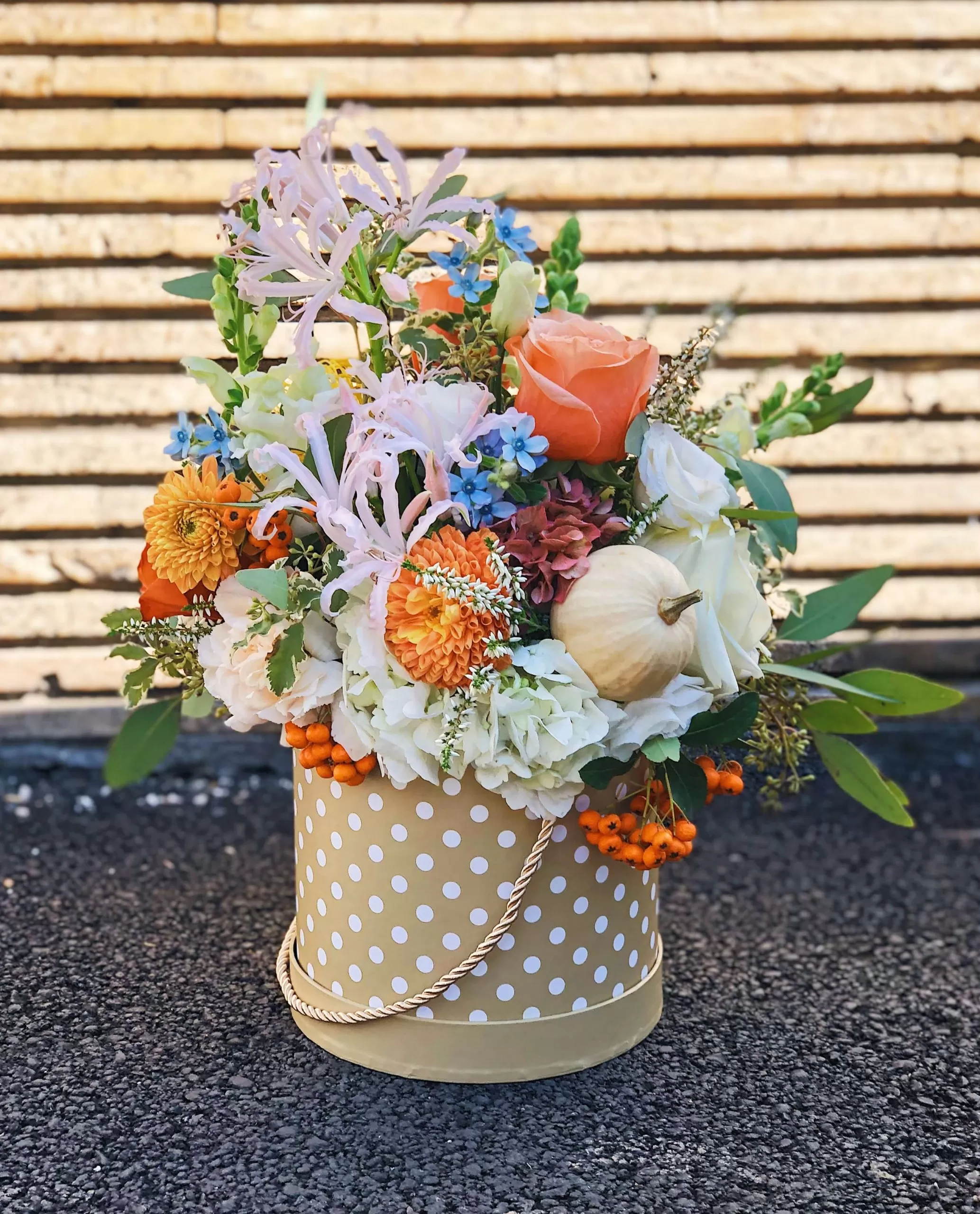 Aranjament floral in cutie momente dulci scaled