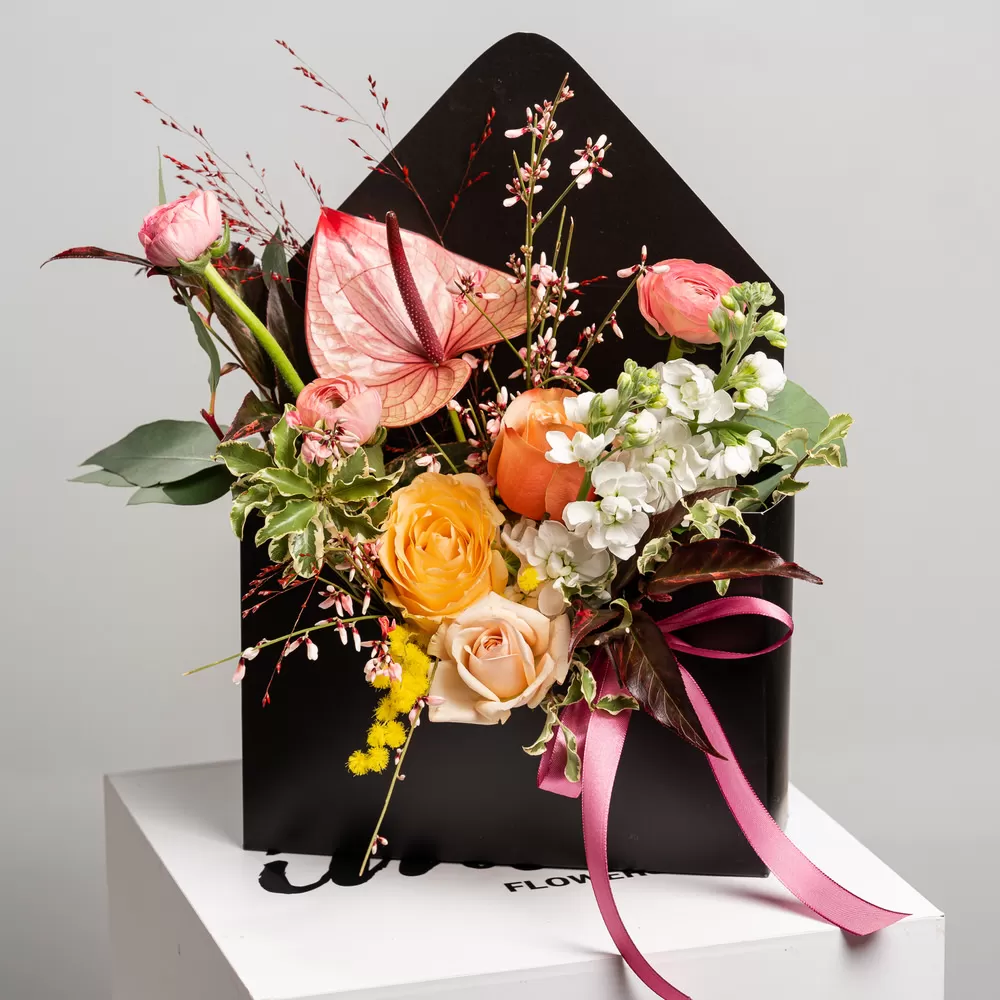 Aranjament in cutie plic cu ranunculus