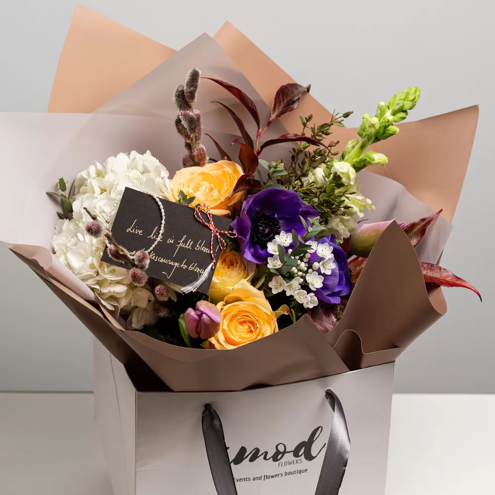 buchet de flori cu lalele si trandafiri